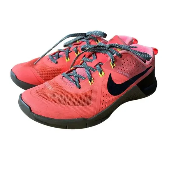 Nike Women’s Training Sneakers Coral Pink Black Athletic Shoes Size 9.5 - Picture 2 of 5